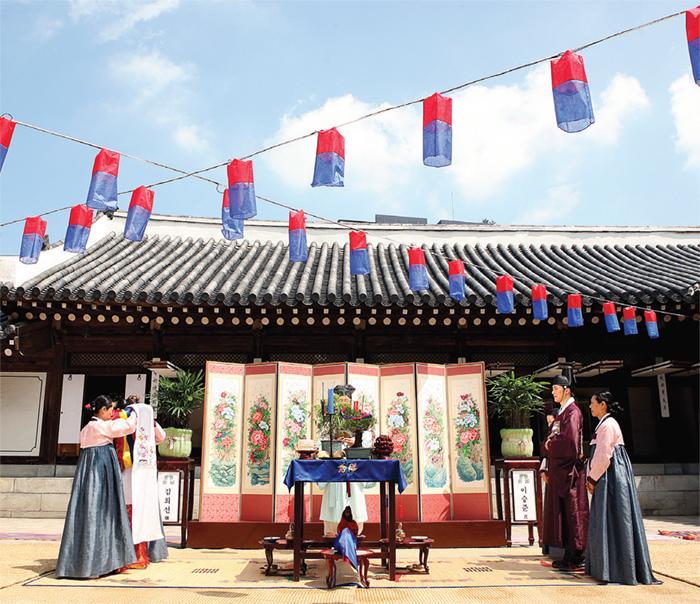 전통혼례. 혼인 절차는 신랑이 신부 집에 기러기 목각을 바치는 순서로 시작된다. 신랑, 신부가 맞절한 다음에는 두 사람이 부부가 됐다는 의미에서 합환주를 주고받게 된다. 여기서 기러기 목각이 등장하는 것은 기러기 부부의 금실이 좋기 때문에 그것을 닮으라는 뜻이다. 사진은 초례상 앞에서 신랑, 신부가 맞절하는 장면이다.